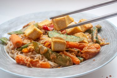 Tăiței cu tofu în sos de arahide (până la 5 ingrediente)