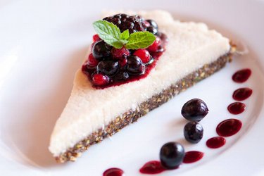 Prăjitură sănătoasă raw-vegană tip cheesecake (fără gluten)