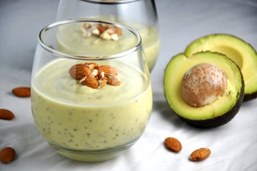 Budincă sănătoasă cu avocado şi seminţe de chia