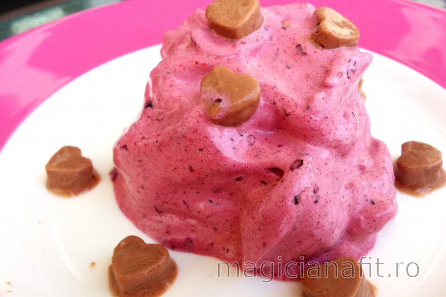 Mousse proteic cu fructe și picături de iaurt