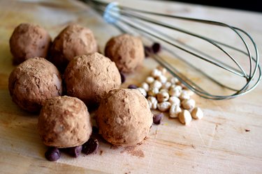 Biluţe din năut în înveliş de cacao (fără gluten)