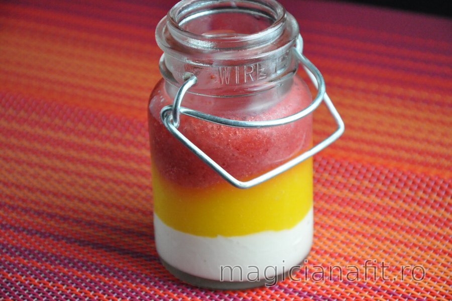 Panna cotta sănătoasă cu căpşune şi mango
