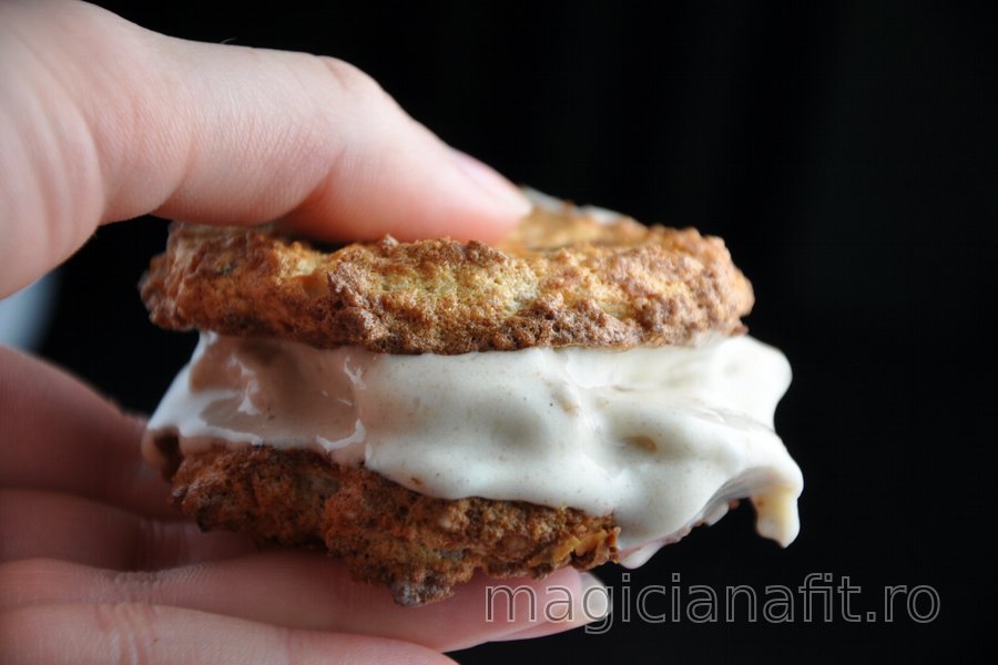 Prăjiturele din migdale şi cocos umplute cu îngheţată de banane (fără gluten)