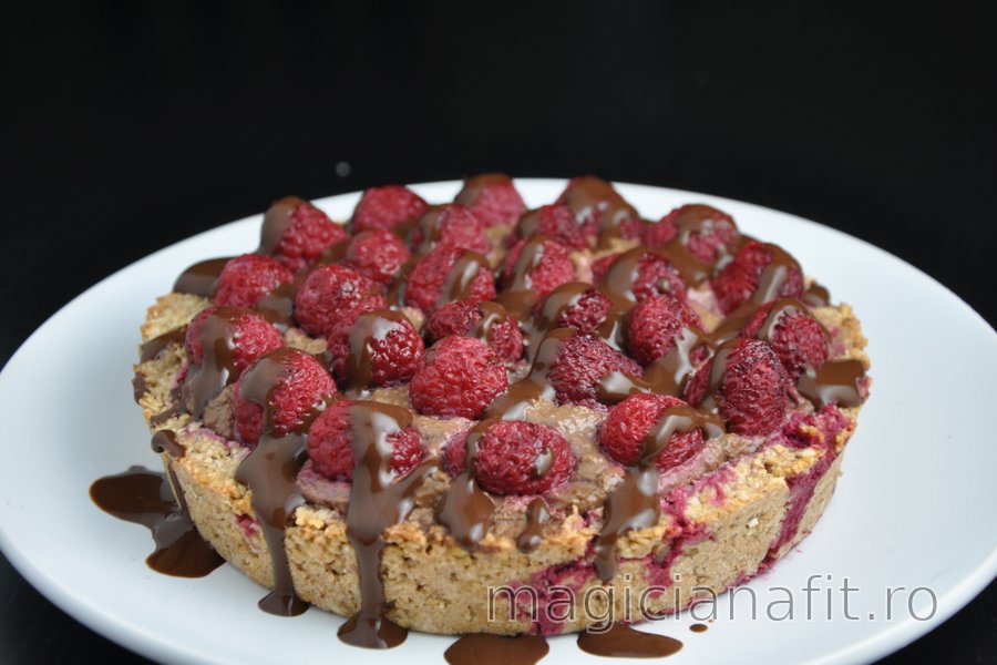 Prăjitură cu zmeură şi umplutură de avocado şi cacao (fără gluten)