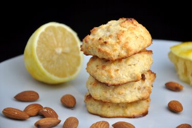 Biscuiți fără gluten cu migdale-cocos și aromă de lămâie