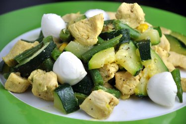 Piept de pui cu mazăre, zucchini, porumb și mozzarella