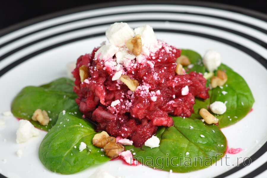 Salată cu sfeclă roșie, măr și brânză feta