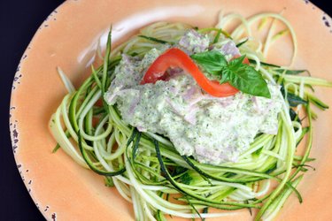 Țăiței din zucchini cu sos de broccoli și arahide