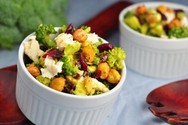 Salată de broccoli cu dressing de avocado, năut prăjit și brânză de oaie
