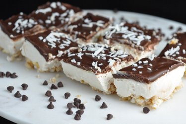Prăjitură fit cu brânză quark, cocos și rondele de orez