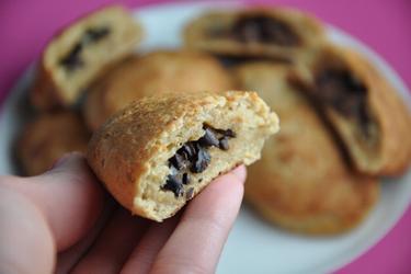 Prăjitură din grâu integral umplută cu ciocolată şi boabe de cacao - Pain au chocolat