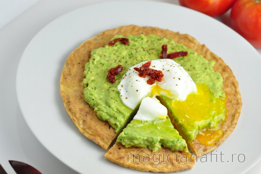 Pizza low carb cu ton, avocado și ou poșat
