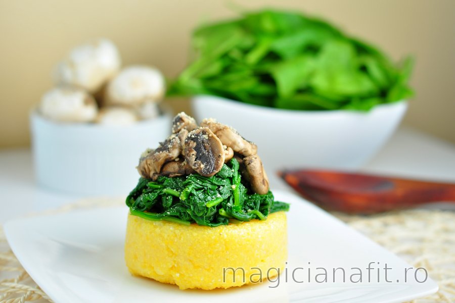 Polenta rapidă cu spanac și ciuperci