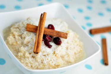 Porridge sănătos cu măr și cocos (fără zahăr sau gluten)