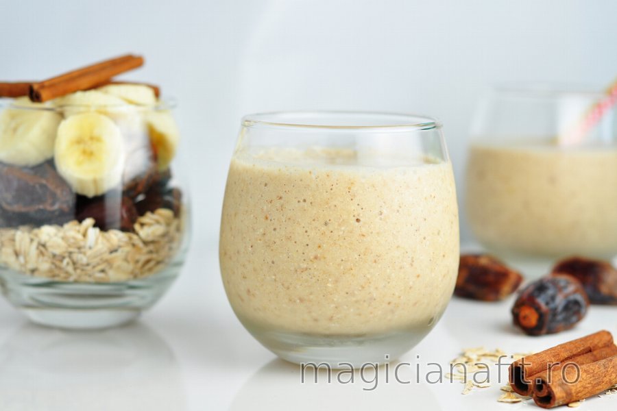 Smoothie pentru micul dejun cu banane și ovăz