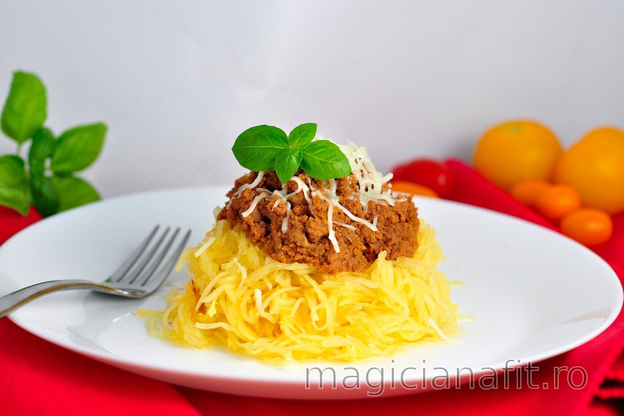 "Spaghetti" din dovleac cu carne de curcan tocată în sos de roșii