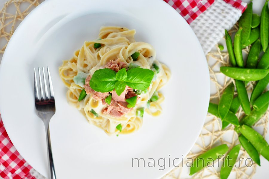 Fettuccine cu sos ușor de conopidă și usturoi