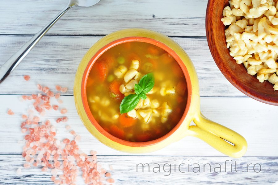 Supă sănătoasă cu morcov, mazăre și gnocchi din năut