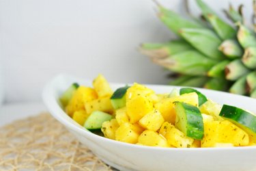 Salată răcoritoare cu ananas și castravete