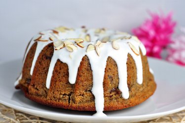 Prăjitură Bundt cu ovăz, făină de migdale și glazură de cocos