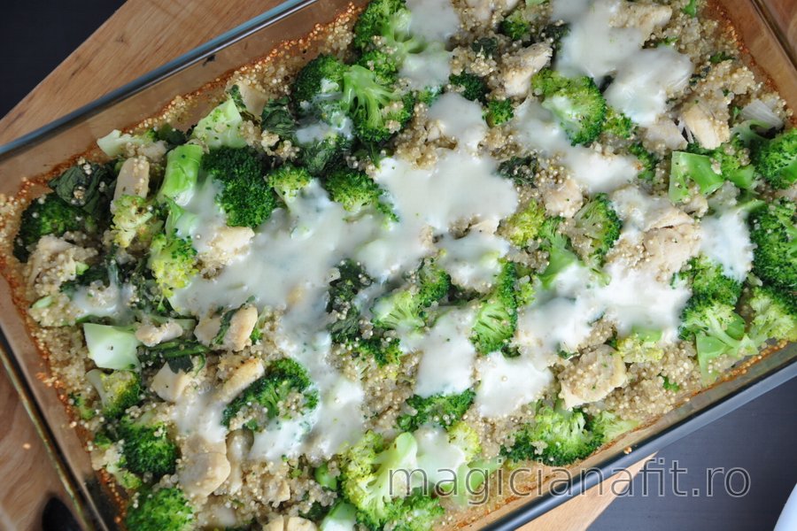 Quinoa la cuptor cu broccoli şi pui