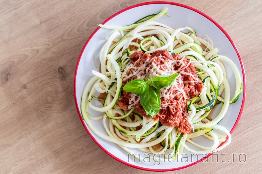 “Spaghete" dietetice din zucchini cu sos de ton