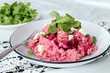 Risotto simplu cu sfeclă roșie și brânză de capră