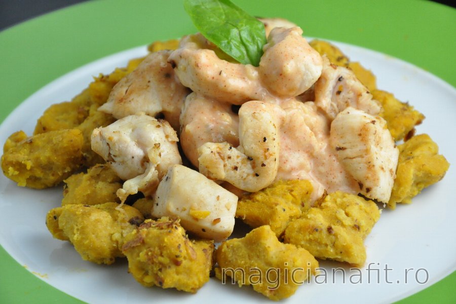 Gnocchi din dovlecel cu pui şi sos de brânză