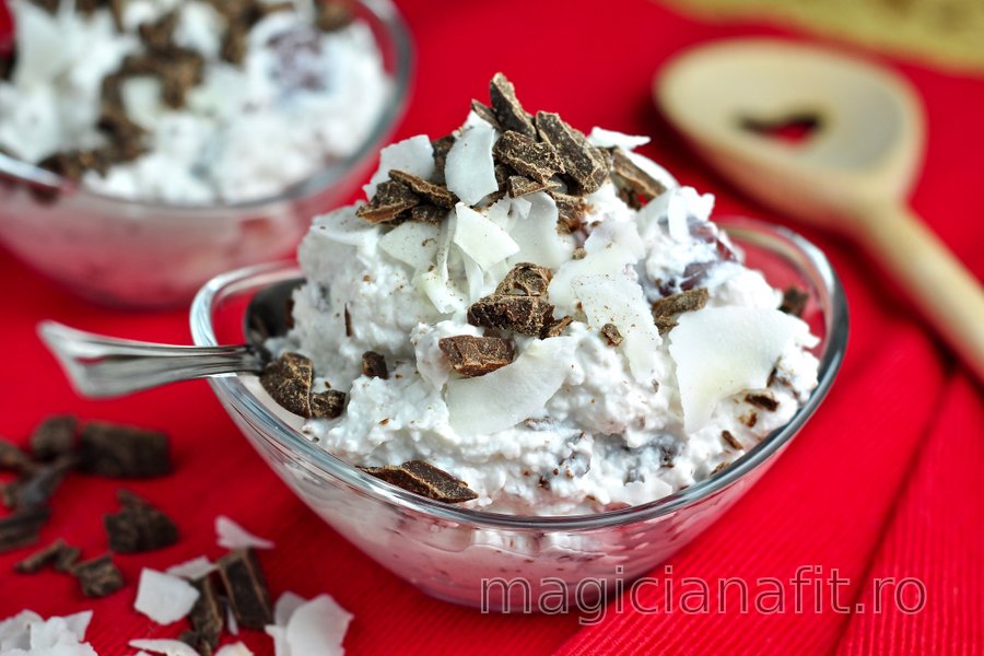 Cremă Raffaello delicioasă cu brânză quark, cireșe și ciocolată
