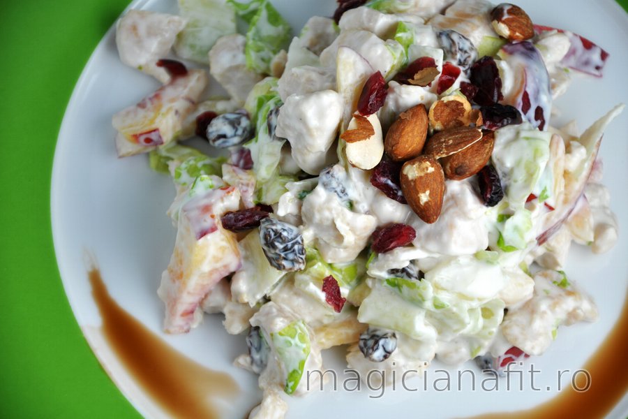 Salată delicioasă cu fructe şi pui