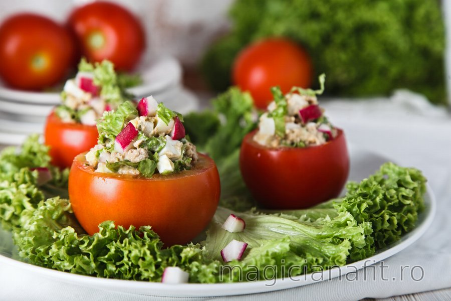 Roşii umplute cu salată de ton şi ou