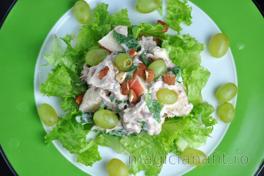 Salată de ton cu fructe şi verdeţuri