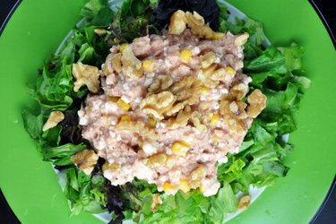 Salată de ton cu brânză de vaci, porumb şi nuci
