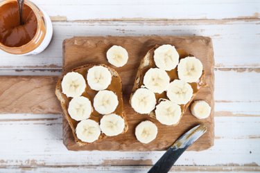 Pâine prăjită din grâu integral cu banană și unt de arahide