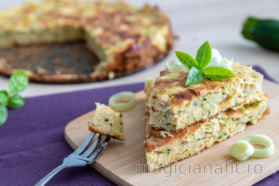Plăcintă sărată fit cu zucchini și brânză de vaci