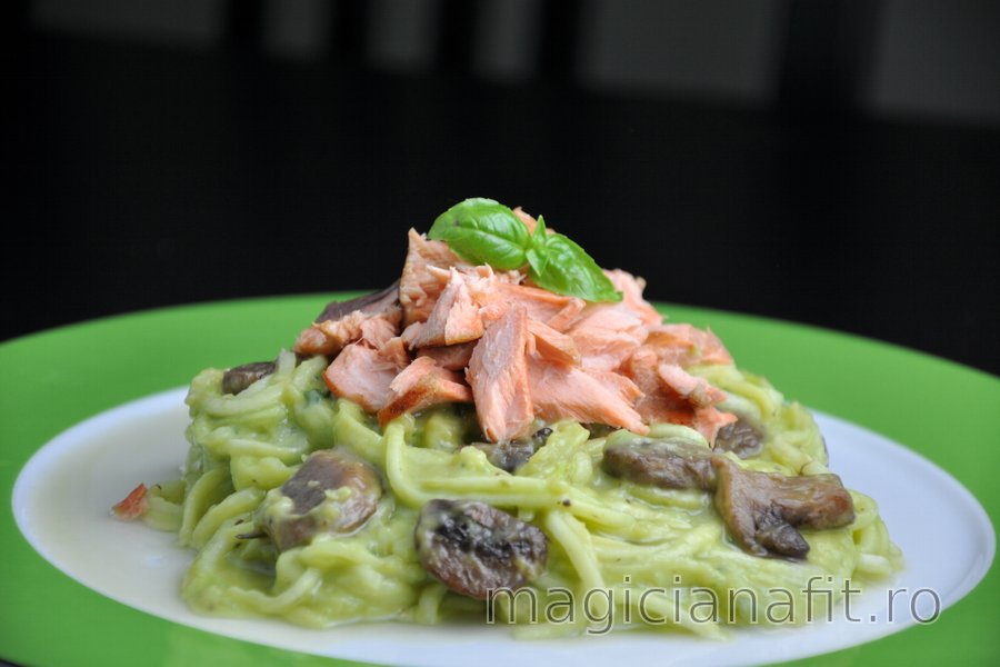 “Spaghetti” din zucchini cu somon şi sos cremos de avocado