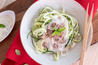 Tăiței de zucchini low carb cu sos de brânză și ton