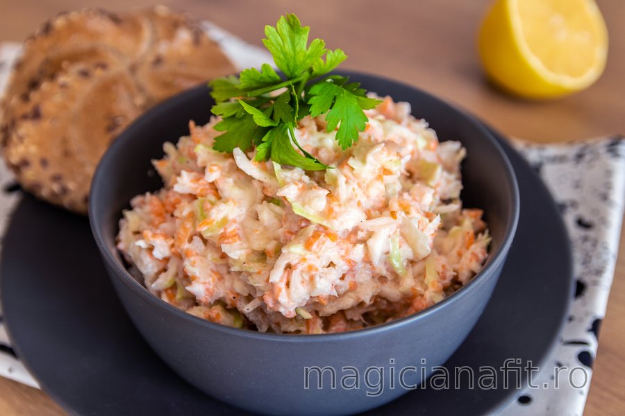 Salată de varză coleslaw sănătoasă şi uşoară