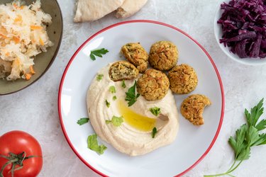 Falafel la cuptor cu hummus