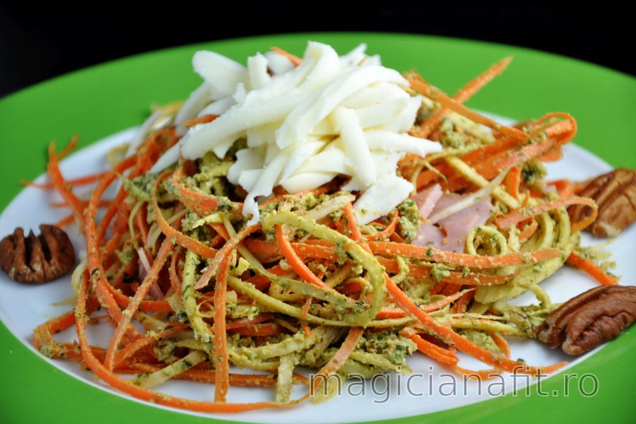 “Spaghetti” din morcov şi pătrunjel cu sos pesto de busuioc
