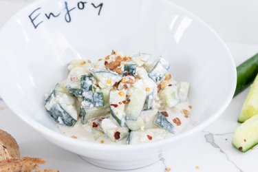 Salată simplă de castraveți cu brânză de vaci