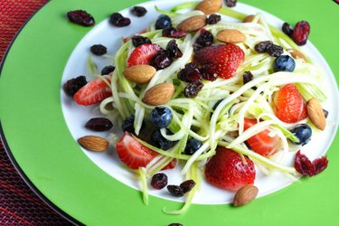 Salată ușoară de zucchini şi fructe cu sos de limetă
